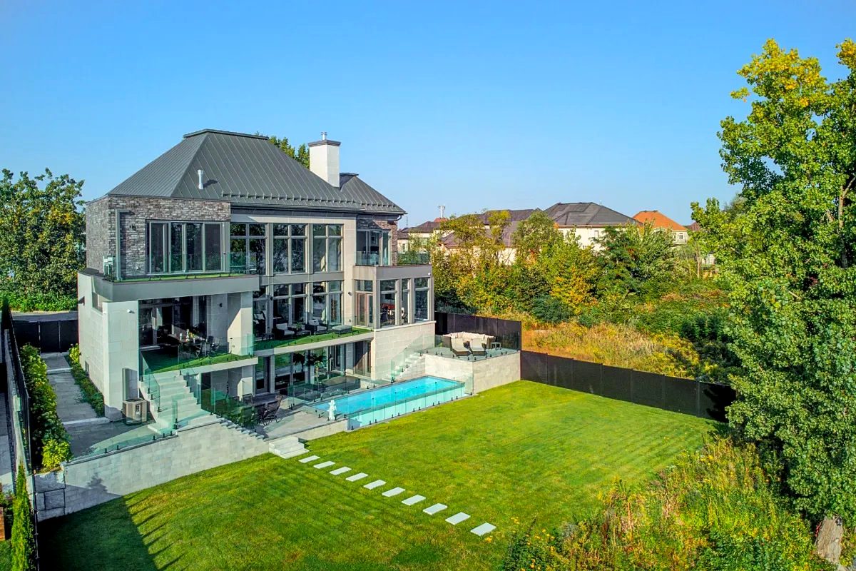 Sainte-Dorothée waterfront residence